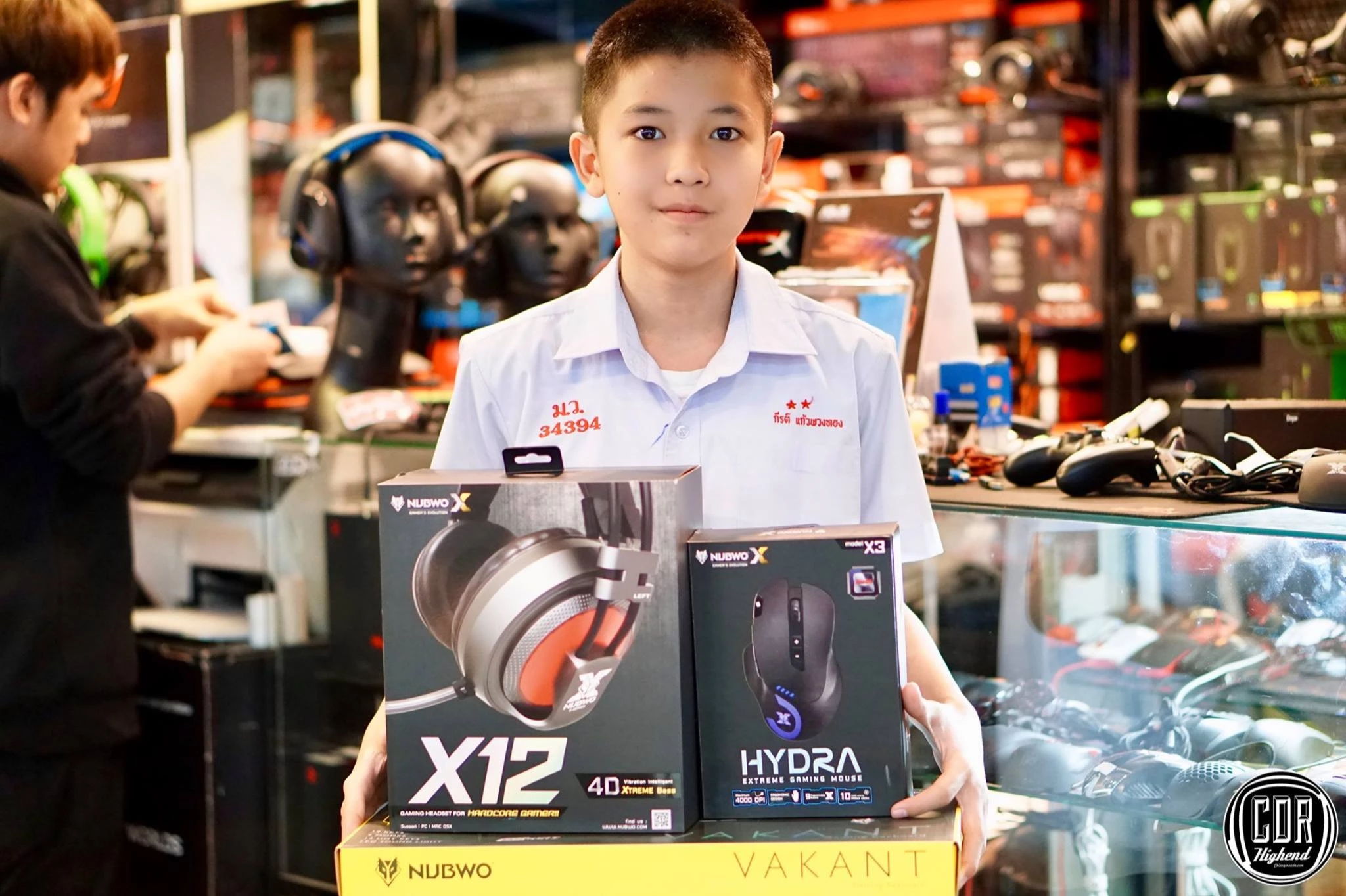 ลูกค้าทดสอบเก้าอี้เกมมิ่งและเลือกซื้ออุปกรณ์เน็ตเวิร์ก
