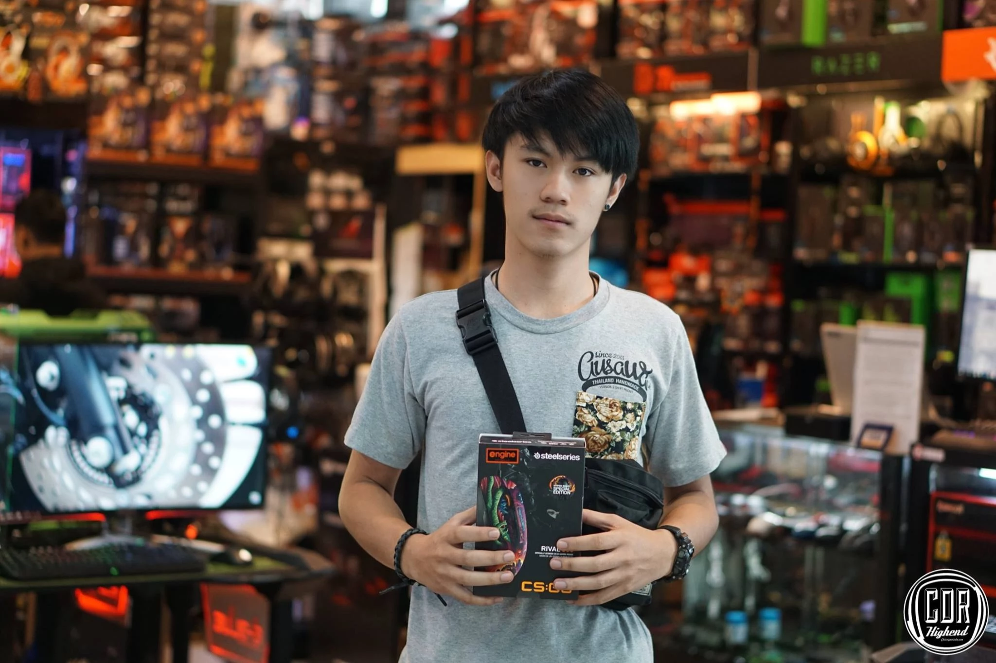 ลูกค้าเลือกซื้อสินค้าพร้อมเซ็ตอุปกรณ์เกมมิ่งเกียร์